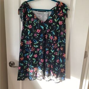 Woman Within Black V-Neck Floral Tunic and Capris Set